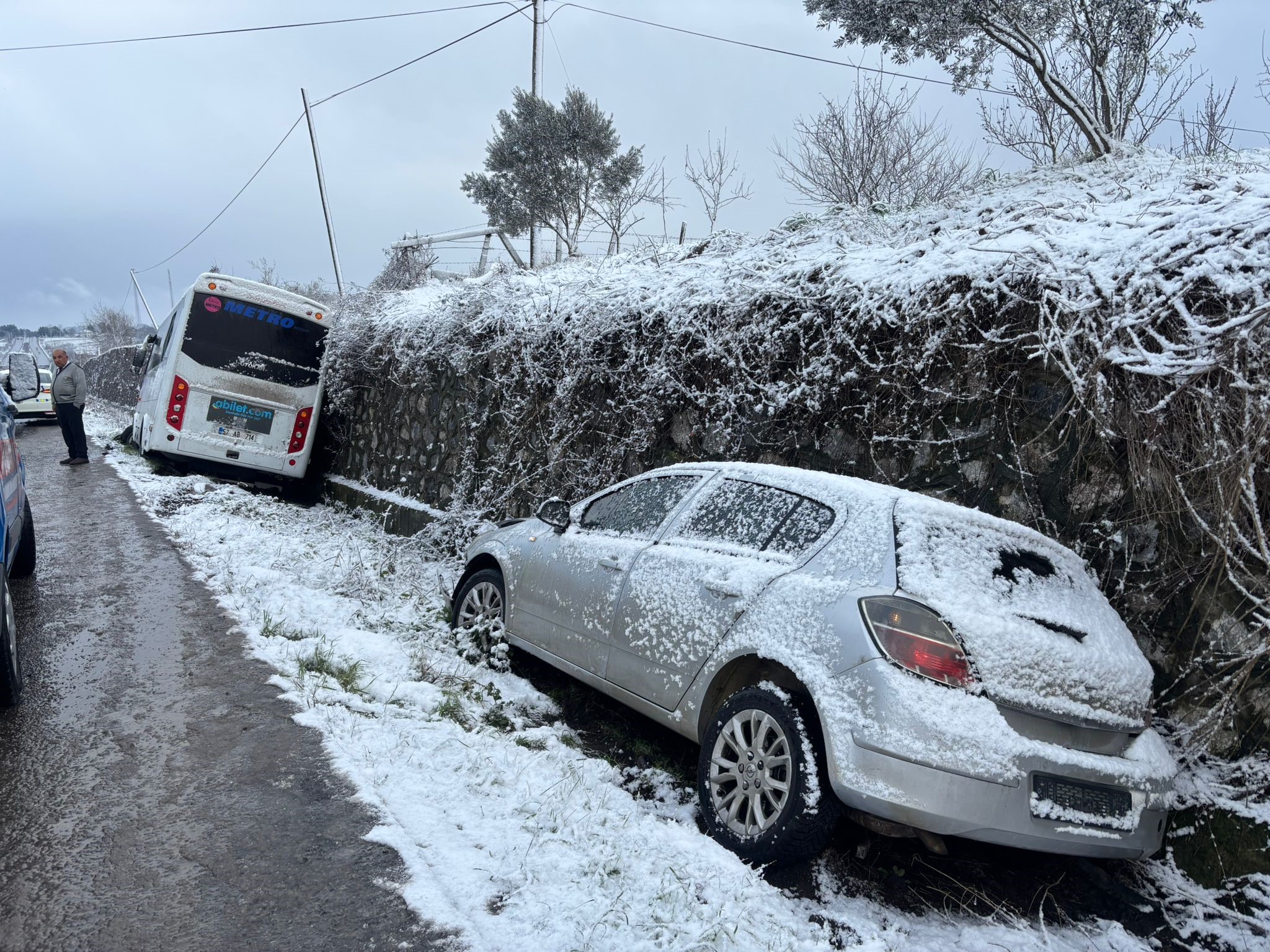 Yolcu Midibüsü Yol Kenarındaki Kazazede Aileye Çarptı Feci Kazada 1 Ölü, 3 Yaralı! 14-3