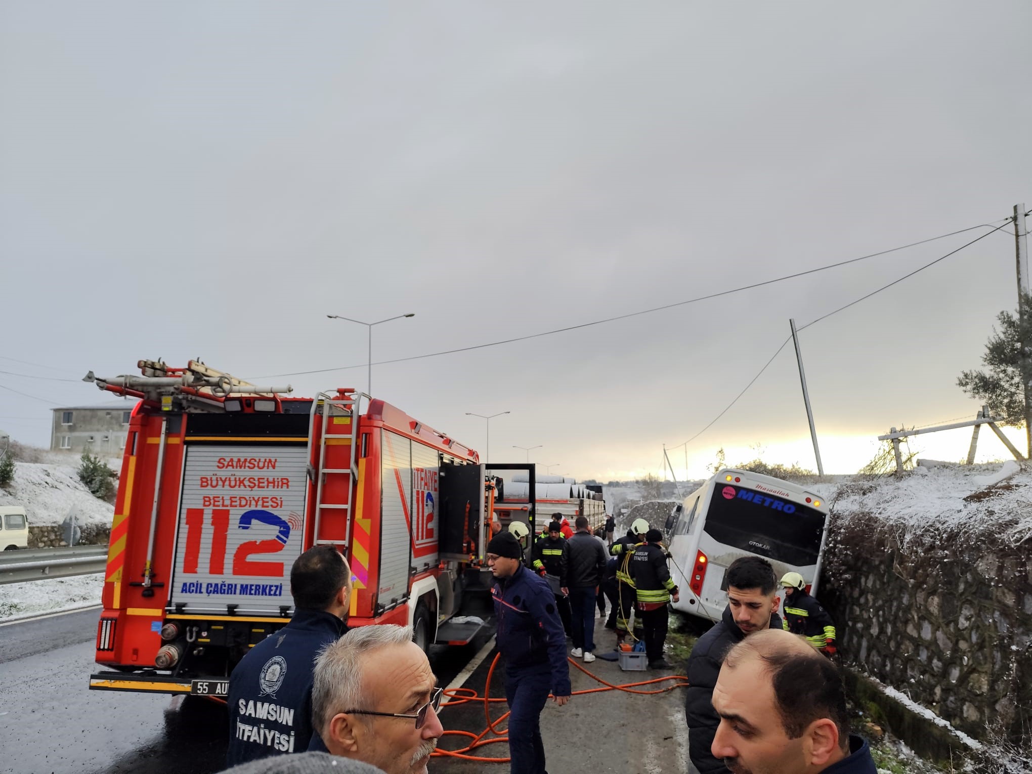 Yolcu Midibüsü Yol Kenarındaki Kazazede Aileye Çarptı Feci Kazada 1 Ölü, 3 Yaralı! 17-3