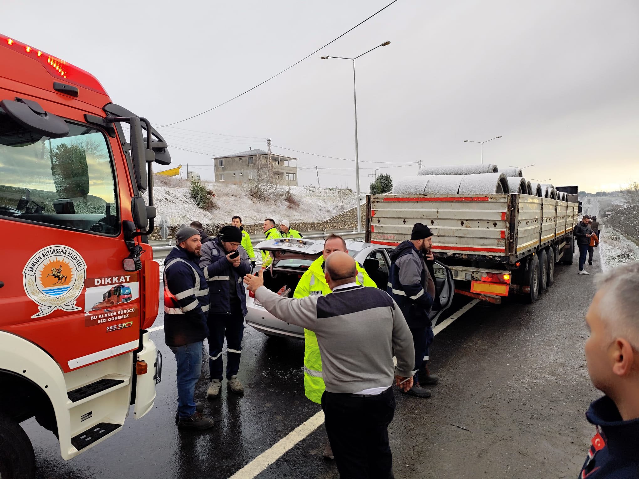 Yolcu Midibüsü Yol Kenarındaki Kazazede Aileye Çarptı Feci Kazada 1 Ölü, 3 Yaralı! 22-3