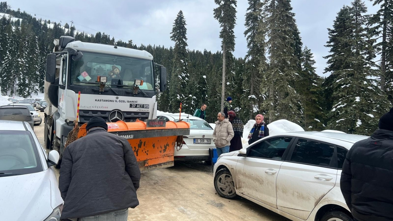 Yurduntepe’ye Giden Yolda Trafik Kilitlendi, Yürüyenler Oldu (2)