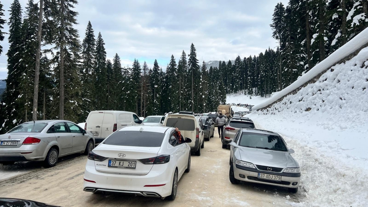 Yurduntepe’ye Giden Yolda Trafik Kilitlendi, Yürüyenler Oldu (3)