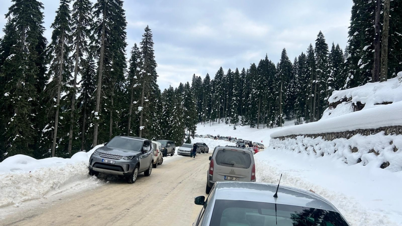 Yurduntepe’ye Giden Yolda Trafik Kilitlendi, Yürüyenler Oldu (4)