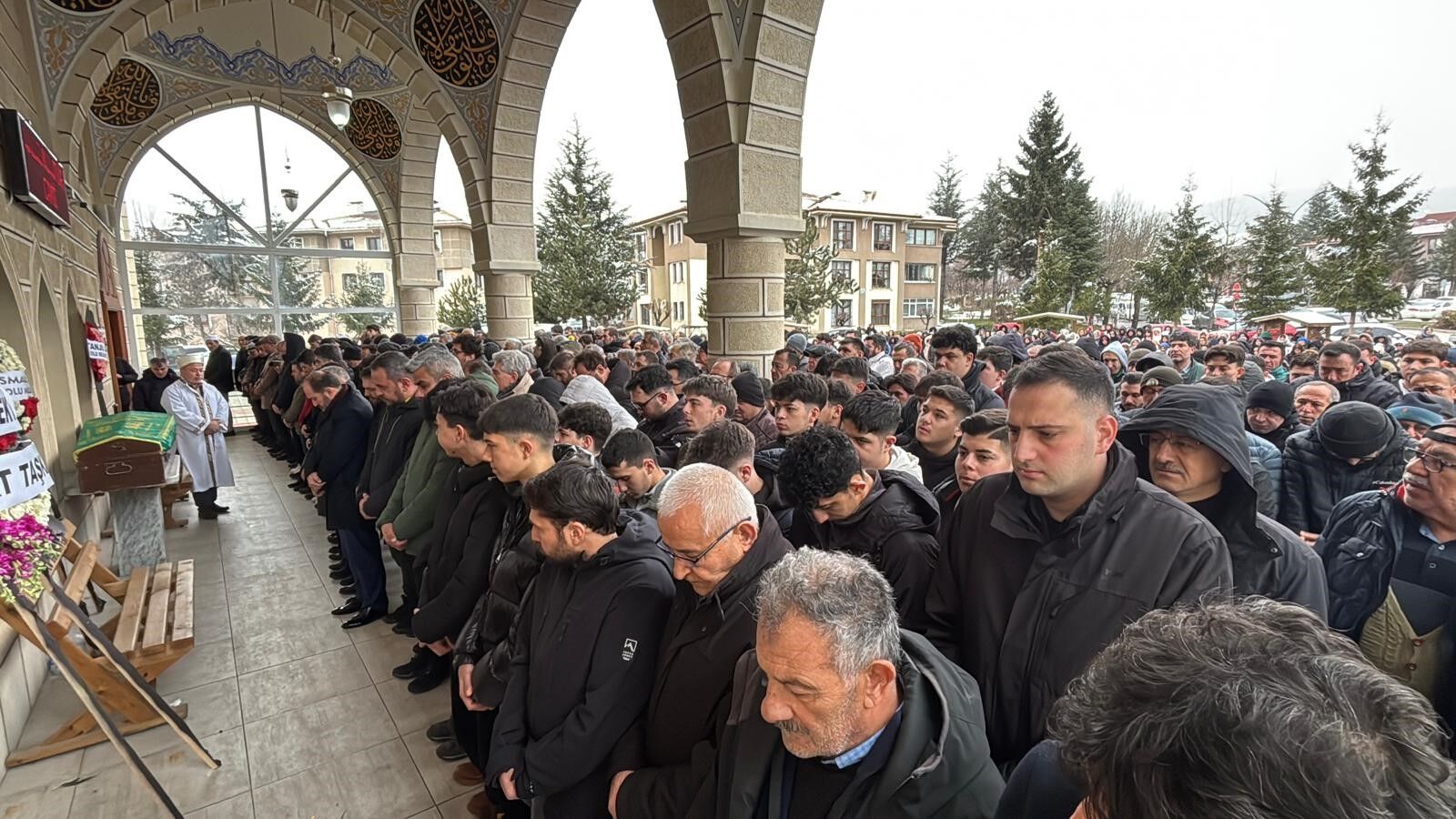 16 Yaşındaki Oğlunun Acısına Dayanamadı! Kalp Krizi Geçirdi Oğlunun Yanına Defnedildi! 88