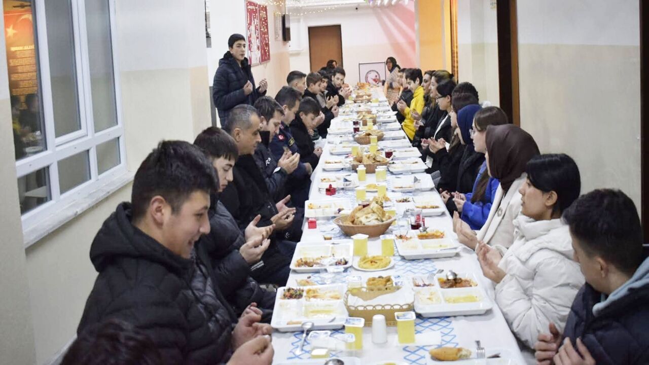 Ağlı Kaymakam Iftar Öğrenci (1)