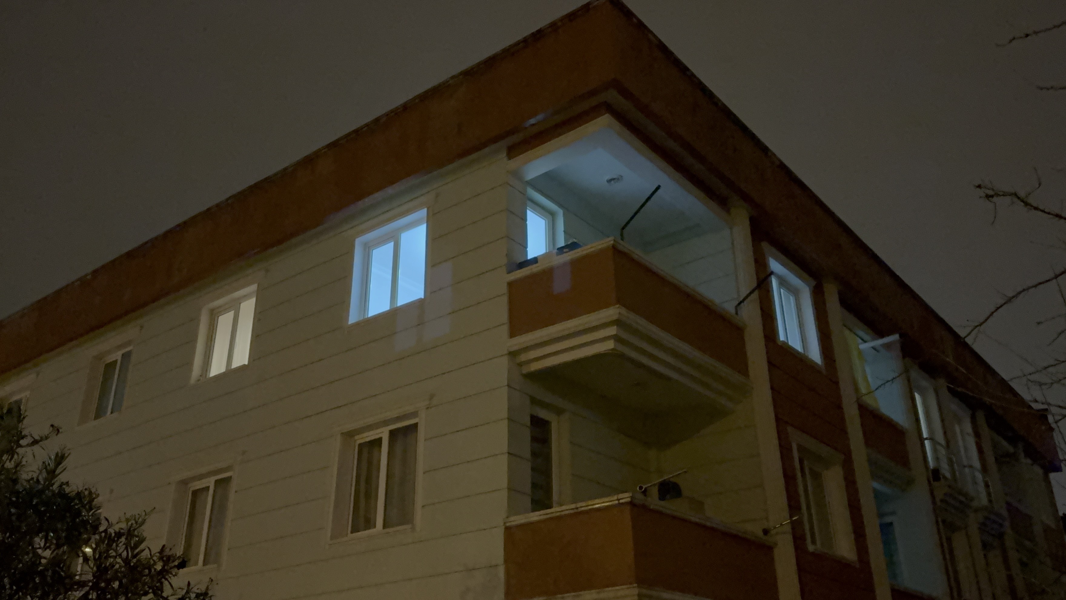 Aile İçi Kavga Kanlı Bitti Ablasını Bıçakladı, Balkondan Atladı