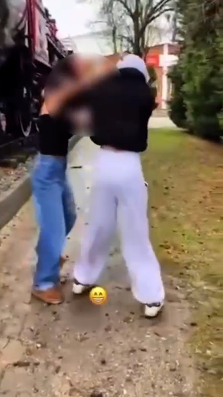 Akran Zorbalığı Hem Darp Ettiler Hem De 'Gülücük' Emojisiyle Paylaştılar! 2