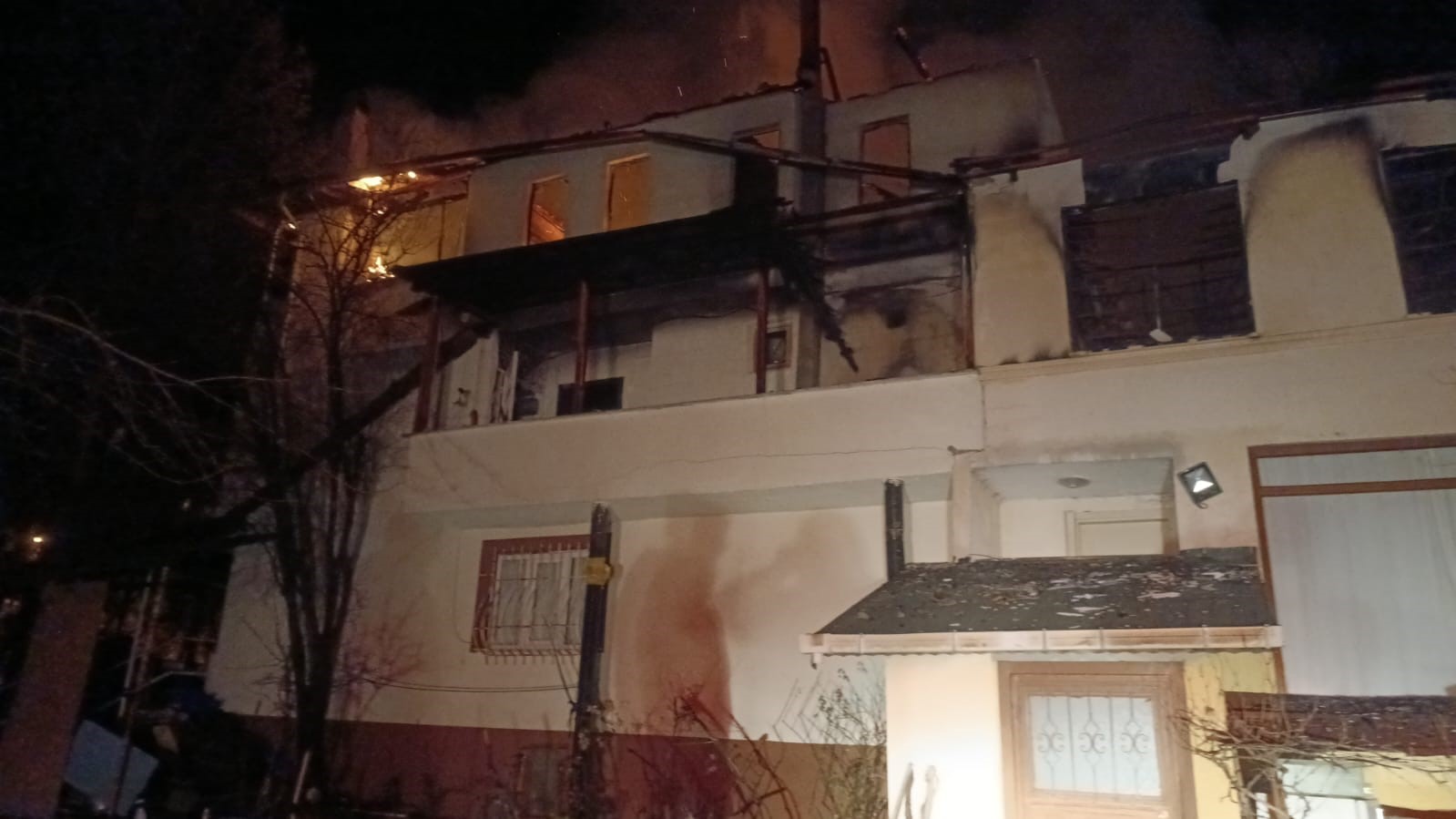 Alevlere Teslim Oldu Gece Saatlerinde 3 Katlı Evde Korkutan Yangın! 44