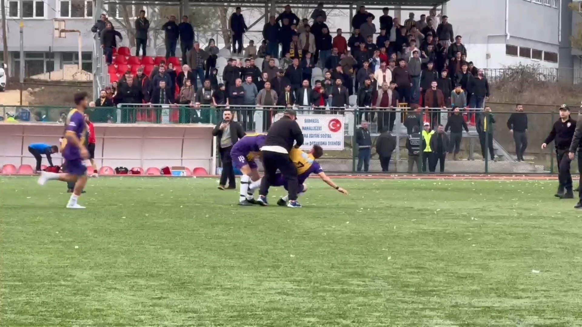 Amatör Maçında Ortalık Savaş Alanına Döndü 11 Kırmızı Kart