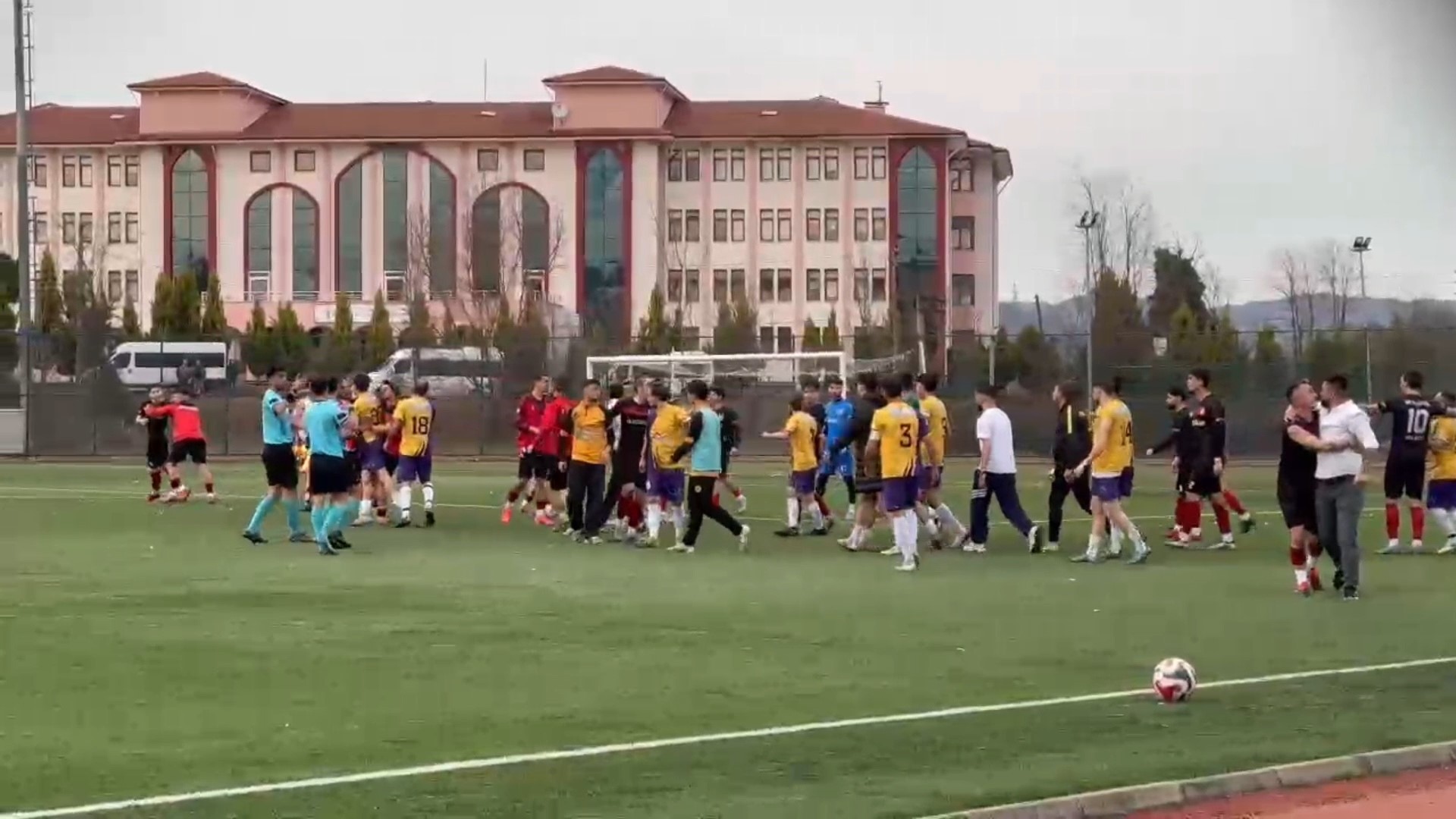 Amatör Maçında Ortalık Savaş Alanına Döndü 11 Kırmızı Kart2