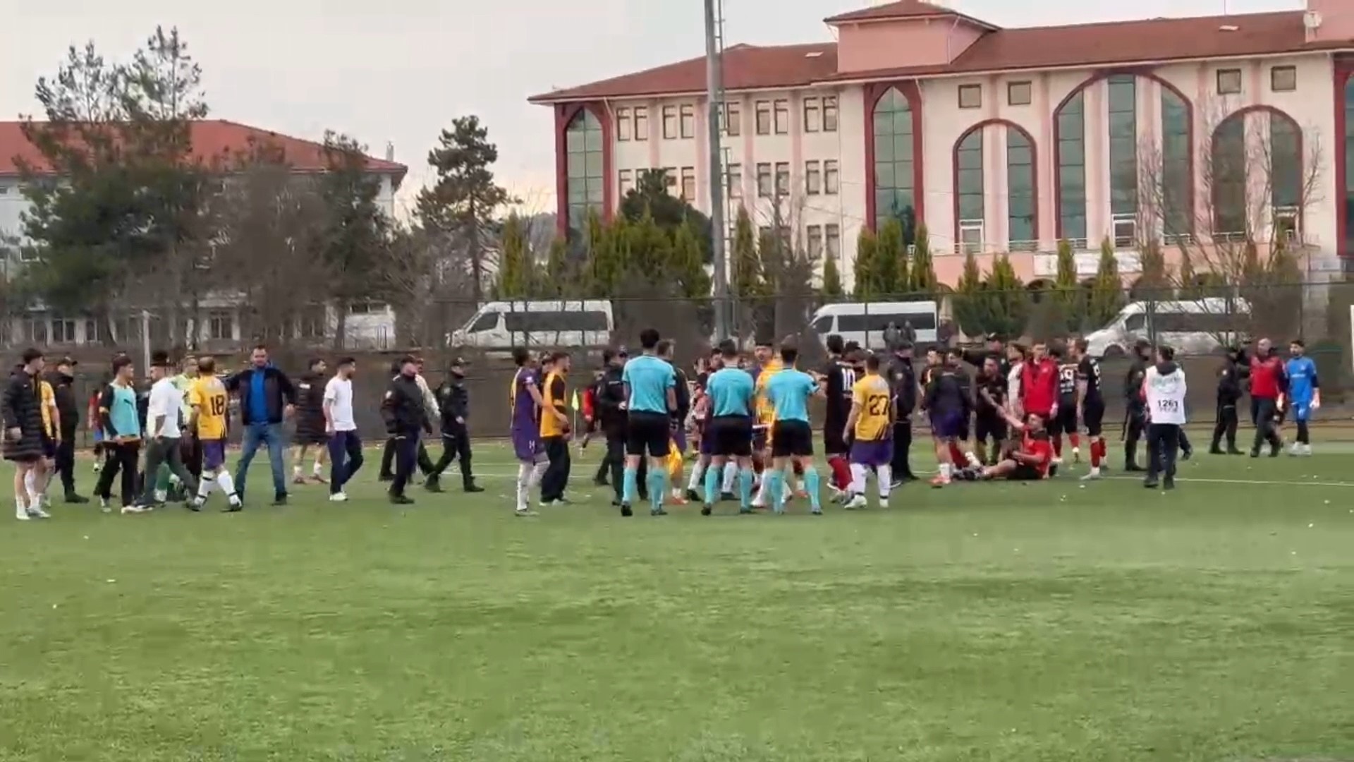 Amatör Maçında Ortalık Savaş Alanına Döndü 11 Kırmızı Kart3