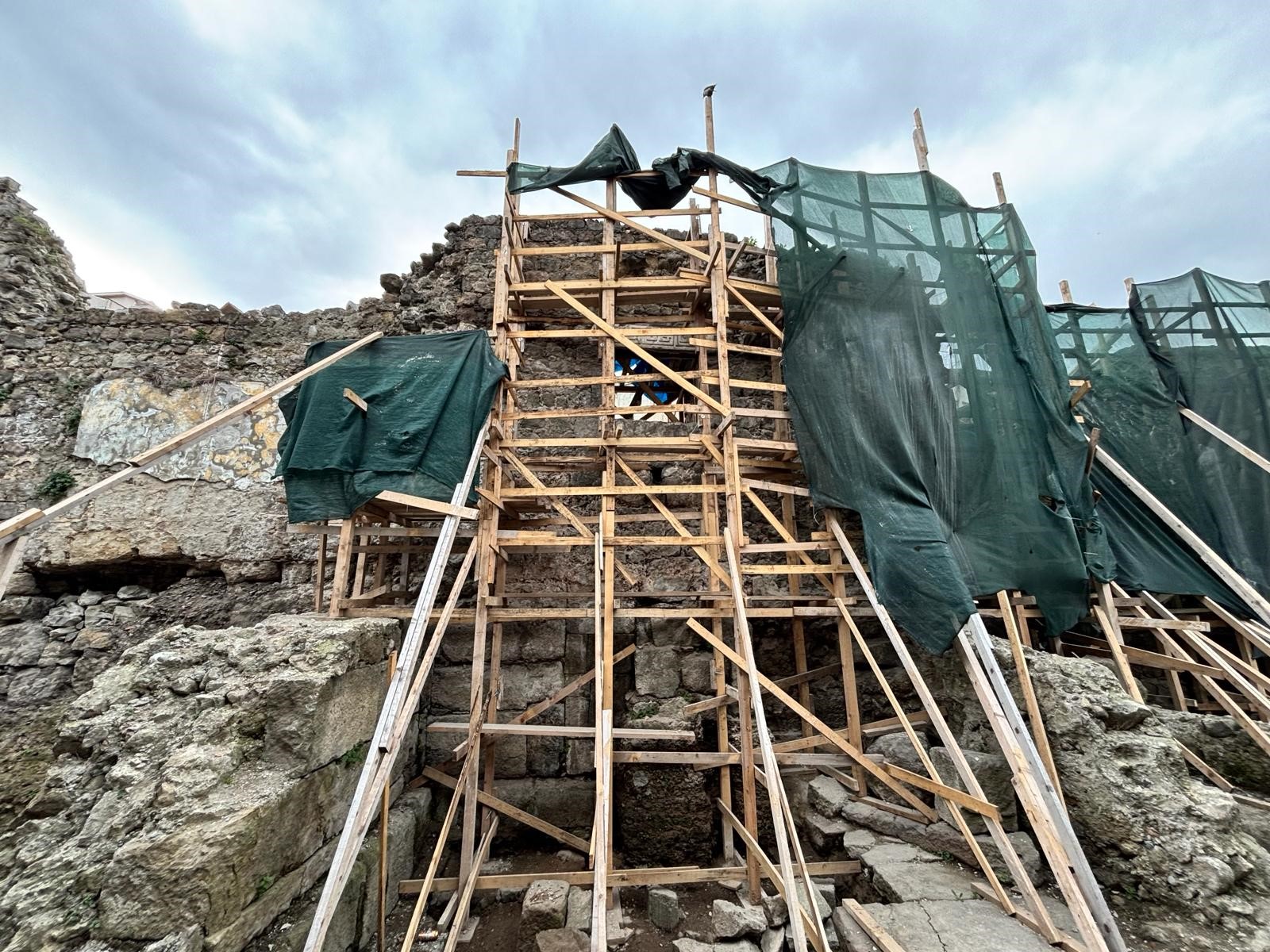 Antik Dönemin Ticaret Kapısı Sekiz Metre Aşağıda Bulundu10