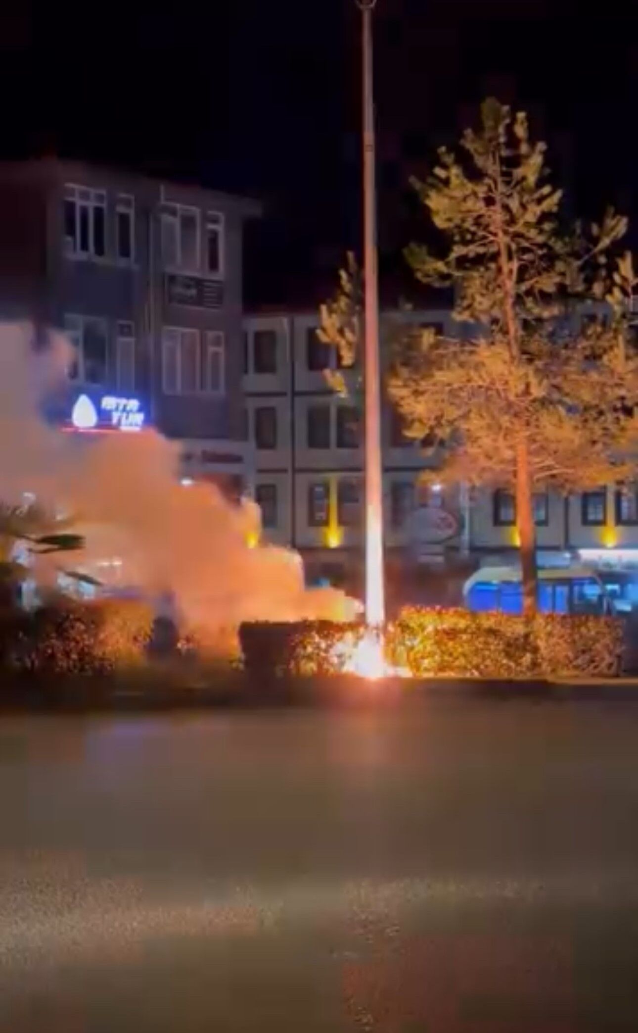 Aydınlatma Direğinin Bağlantı Kabloları Alev Aldı 4