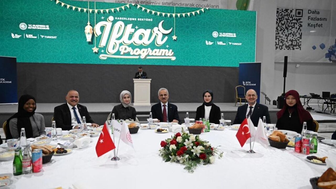 Bakan Uraloğlu Iletişim (3)