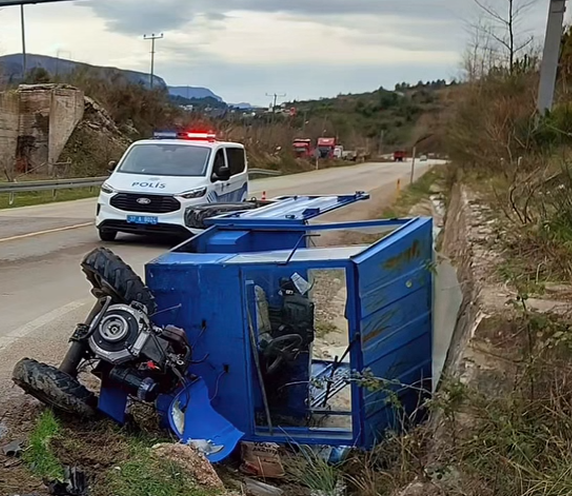 Cide Devlet Hastanesi Kavşağında Otomobil Ile Patpat Çarpıştı2
