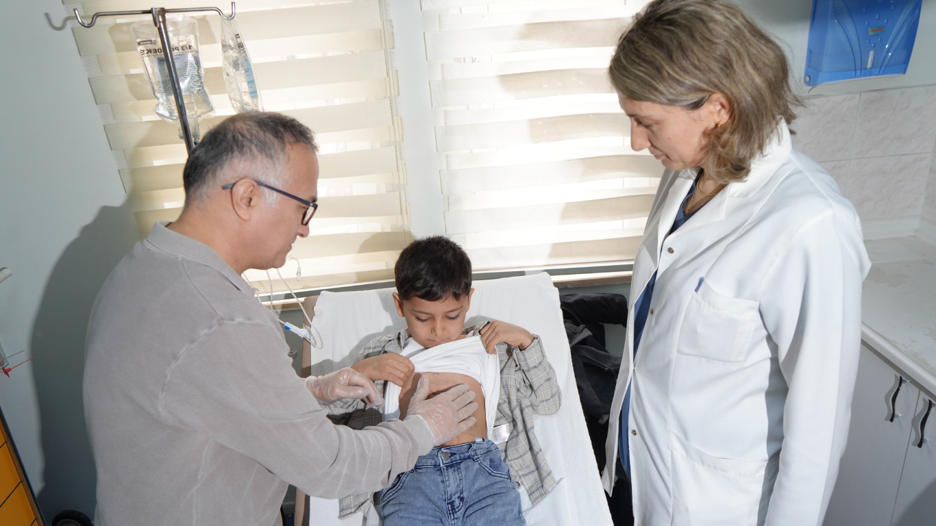 Çocuklarda Nadir Diyafram Fıtığı İlk Kez Kapalı Yöntemle Tedavi Edildi1-1