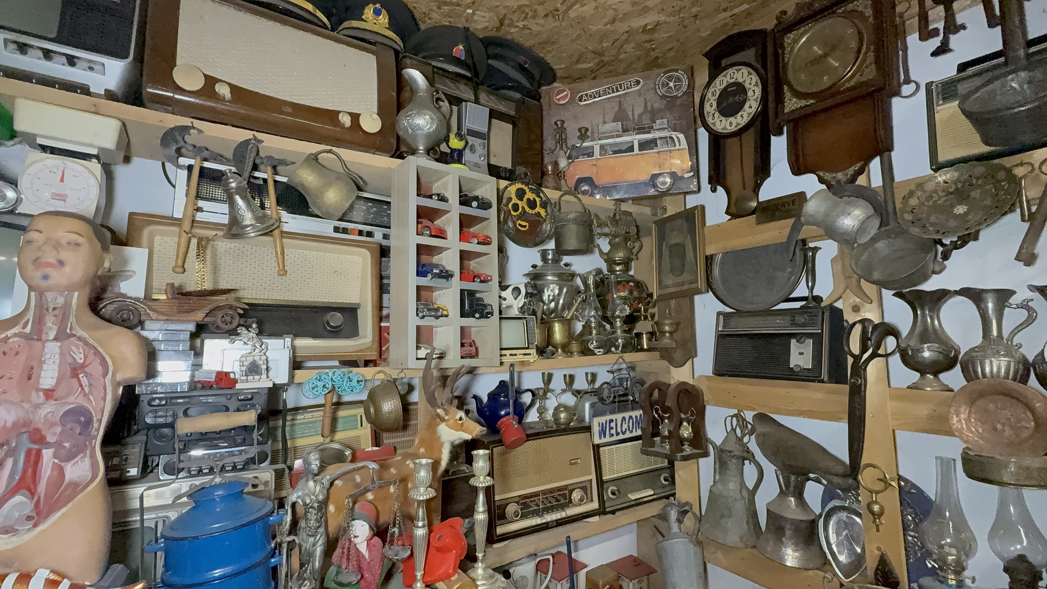 Çocukluk Merakı Zaman Tüneline Dönüştü Bu Dükkânda Saatler Geriye Akıyor4