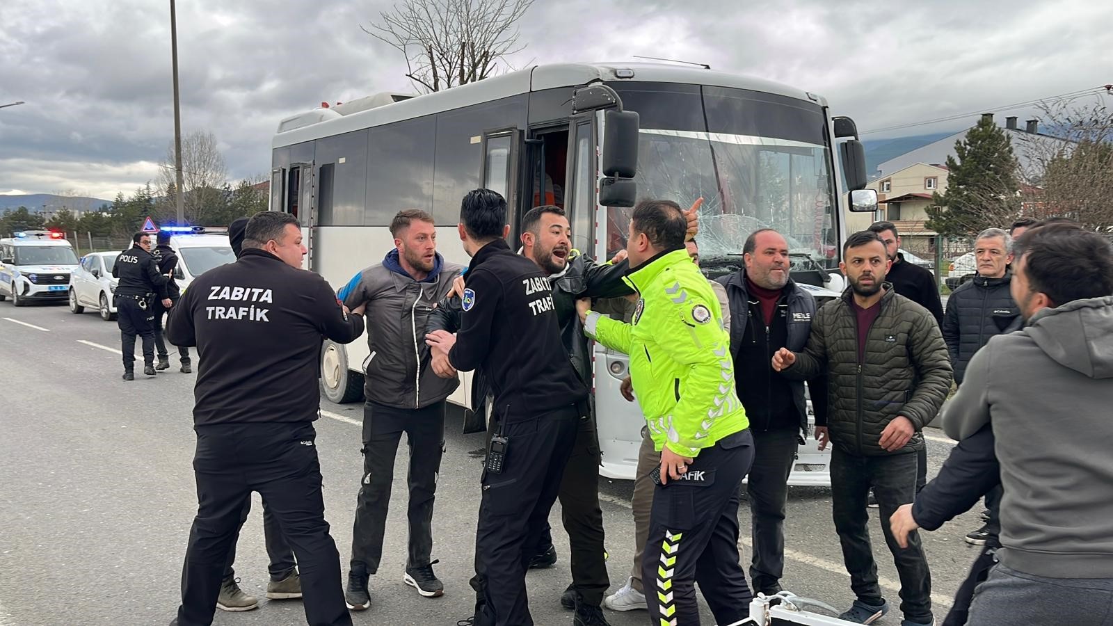 D 100’De Zincirleme Kaza 7 Yaralı, 2 Gözaltı3