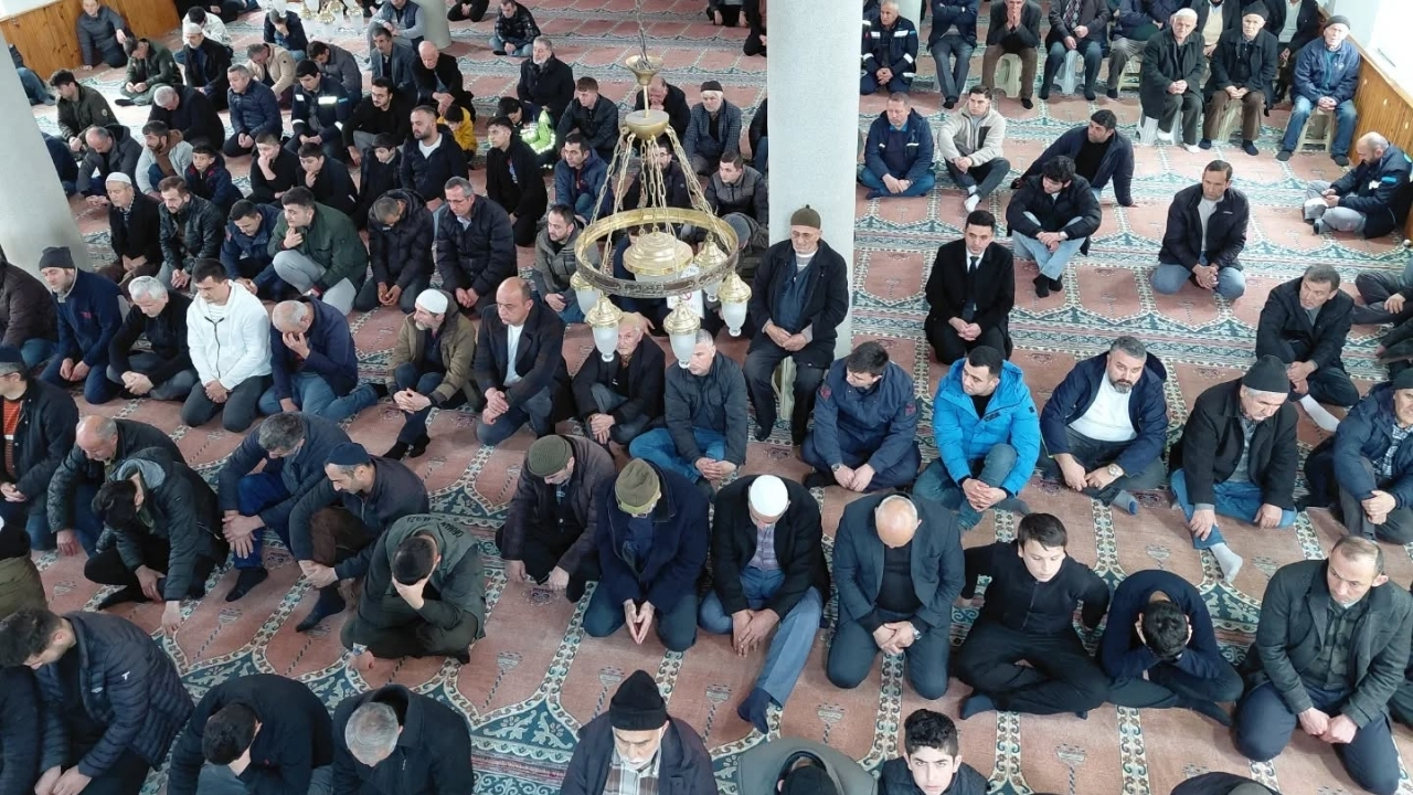 Deprem Şehitleri Için Kastamonu’da Yasin Okundu, Cemaat Tek Yürek Oldu (1)