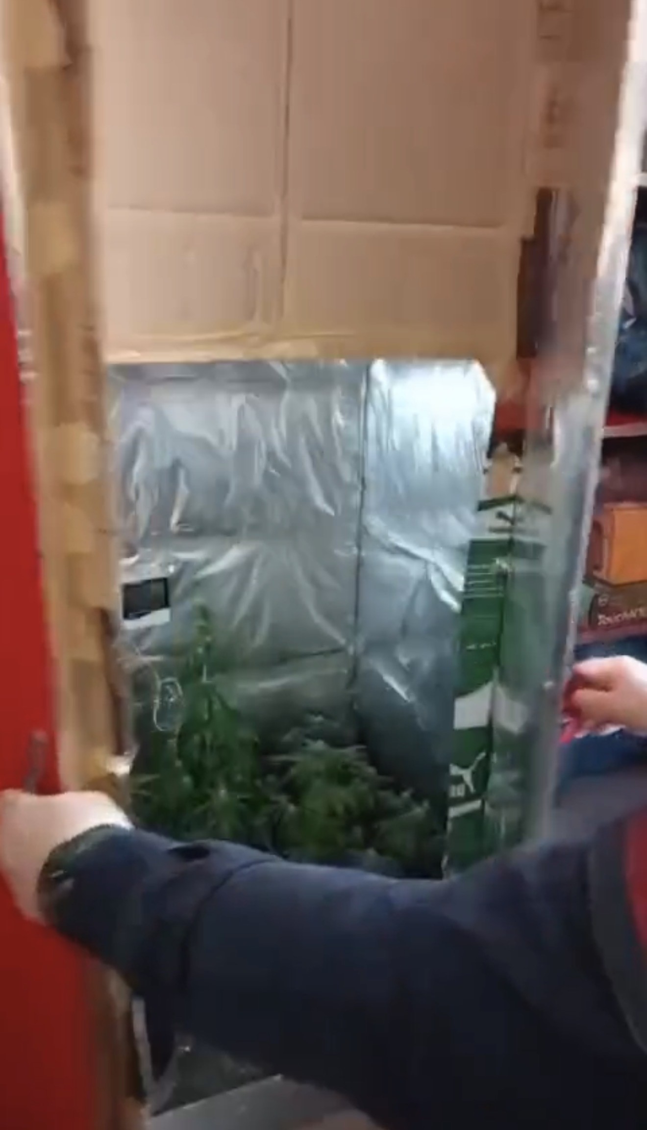 Elbise Dolabında Kurulan Sistemle Evde Yasaklı Üretim3