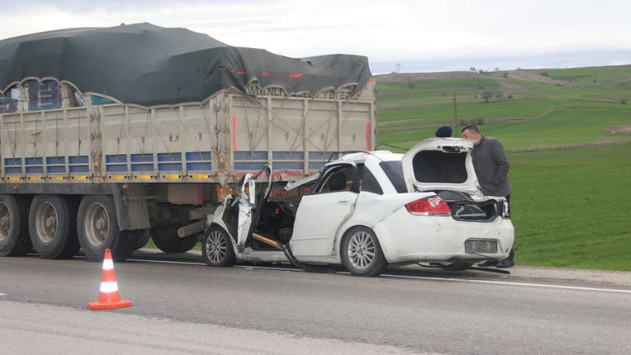 Feci Çarpışma, Otomobil Tir’a Arkadan Girdi 2 Ölü (2)