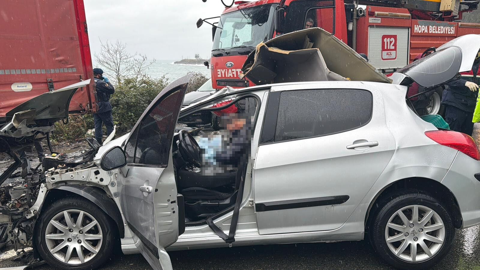 Feci Kaza! Otomobil Park Halindeki Tıra Çarptı 2 Ölü, 1 Yaralı! 216