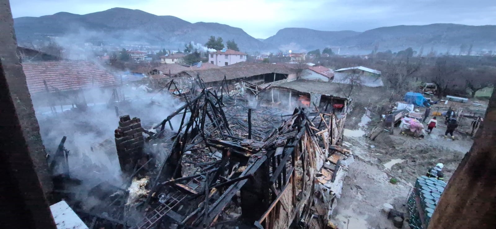 Feci Yangında Ahır Kül Oldu 1 Hayvan Telef Oldu 88888888