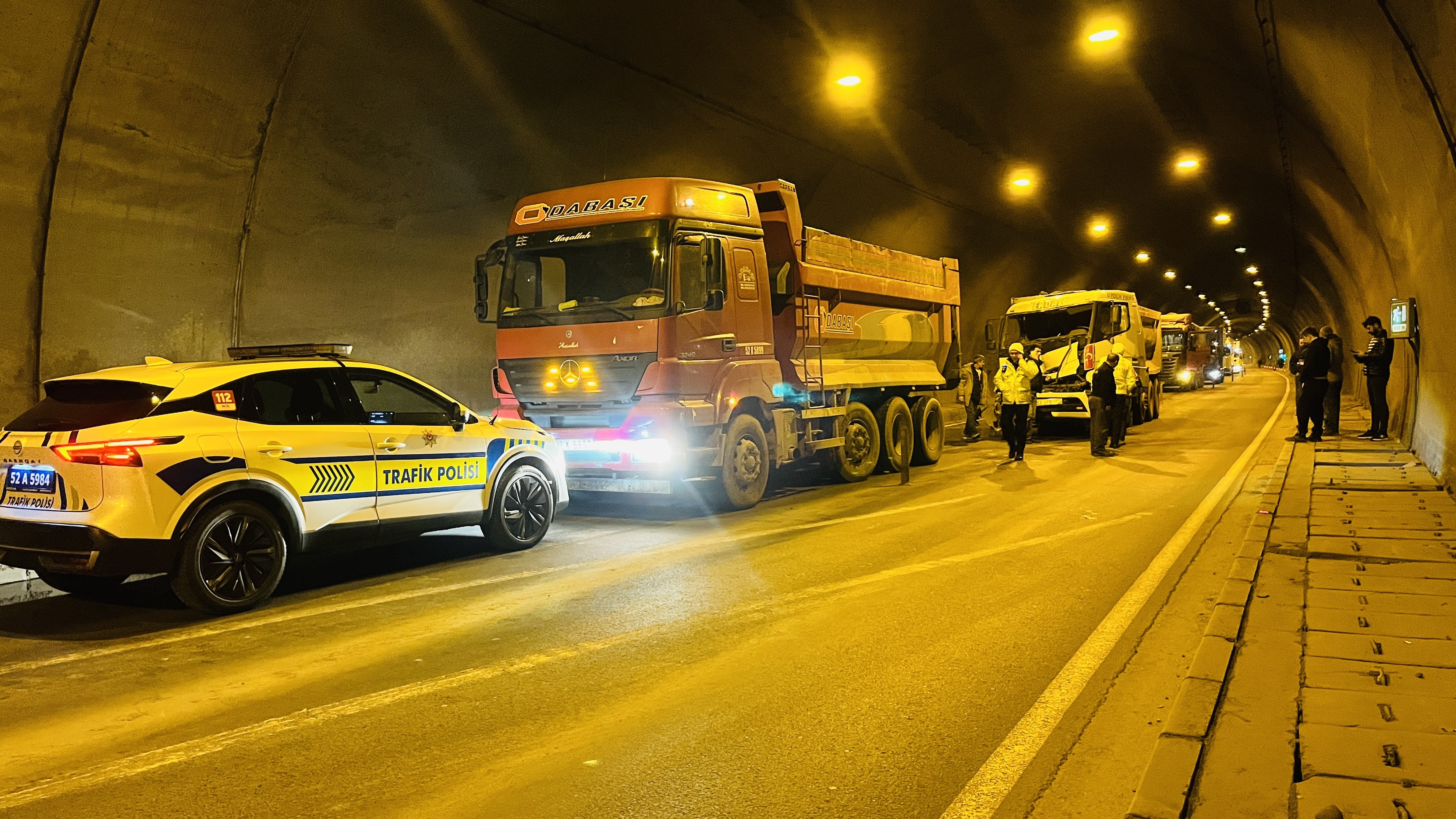Freni Boşalan Kamyon Tünelde Zincirleme Kazaya Sebep Oldu