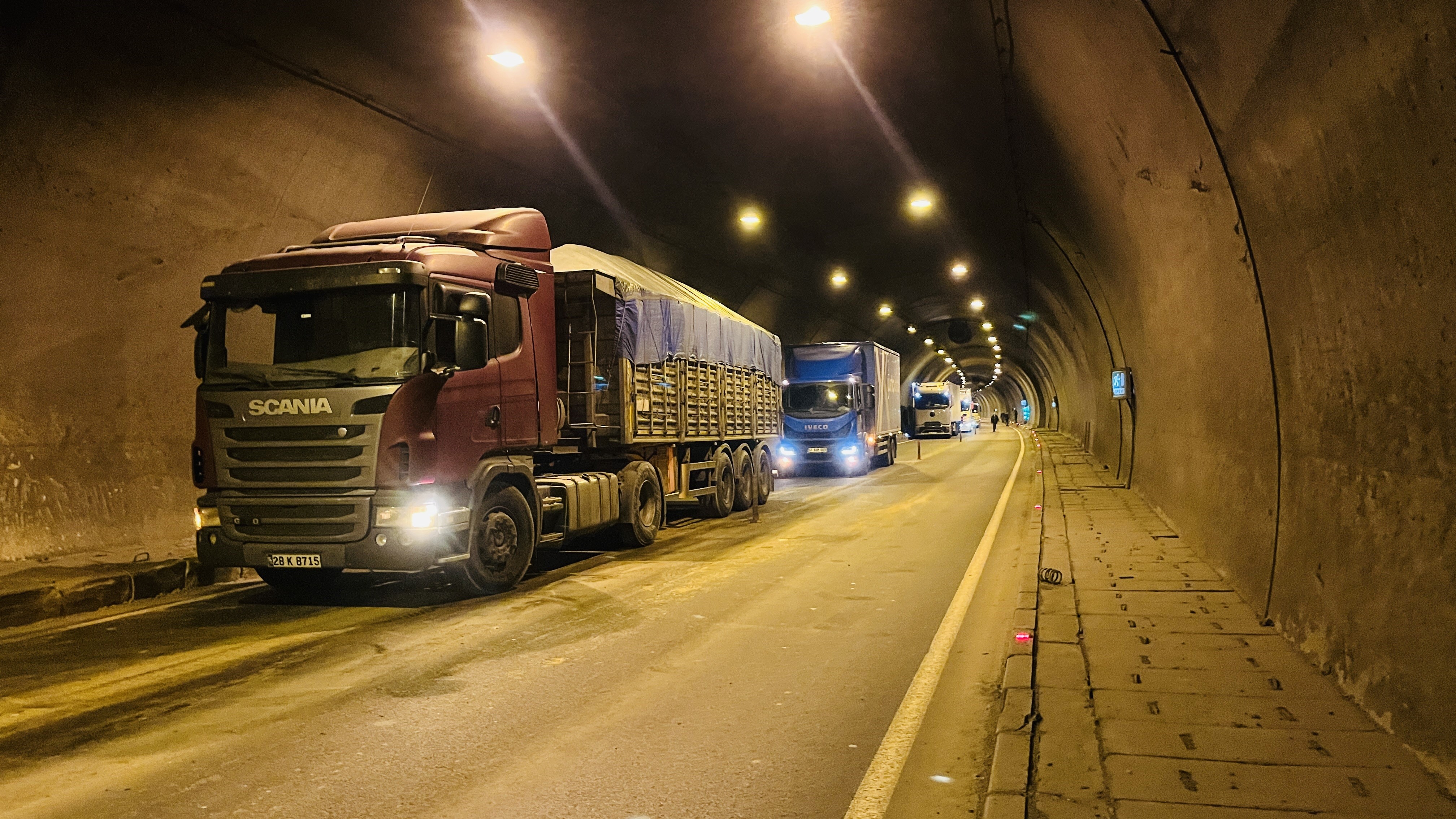 Freni Boşalan Kamyon Tünelde Zincirleme Kazaya Sebep Oldu2