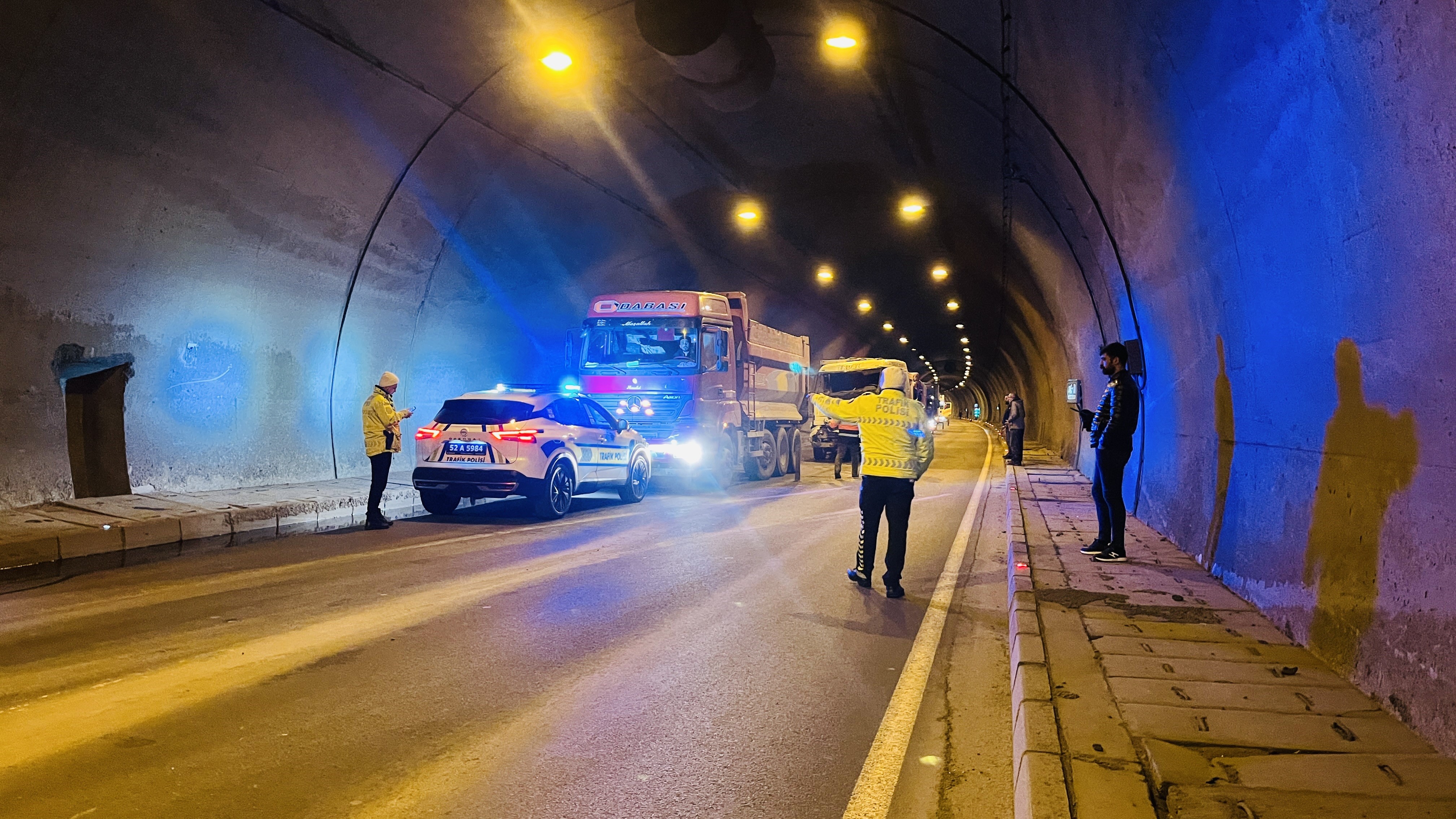 Freni Boşalan Kamyon Tünelde Zincirleme Kazaya Sebep Oldu3