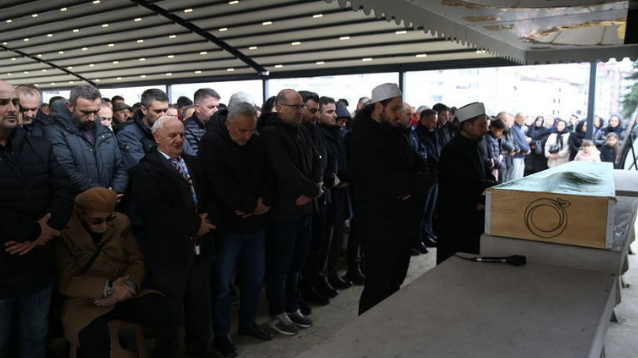 Genç Öğretmen Halı Sahada Kalbine Yenildi (2)