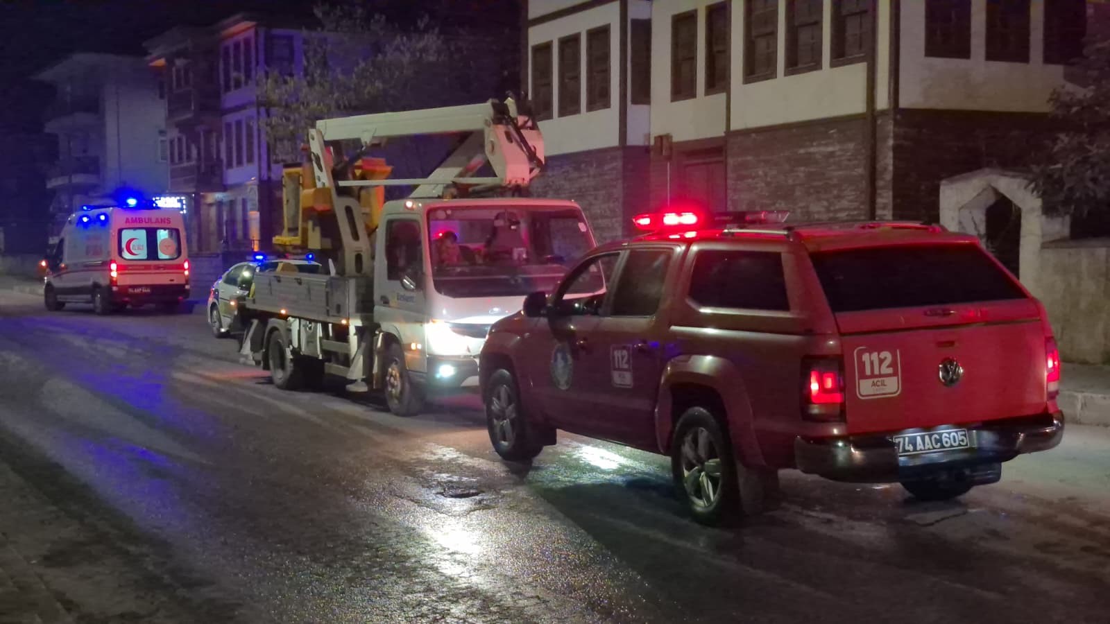 İki Katlı Eski Evde Korkutan Yangın Ekipler Seferber Oldu