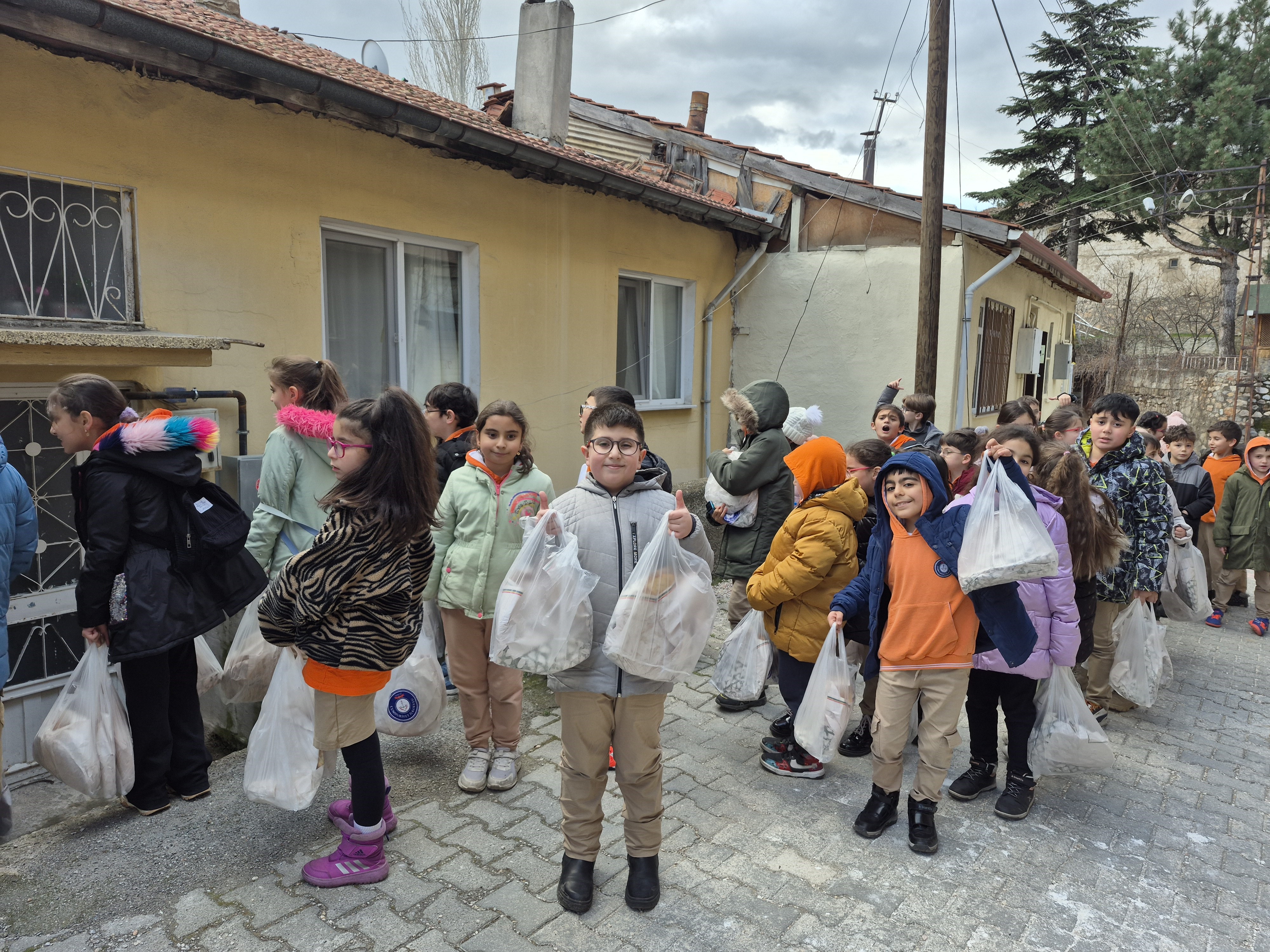İlkokul Öğrencilerinden Örnek Davranış Harçlıklarıyla Pide Dağıttılar