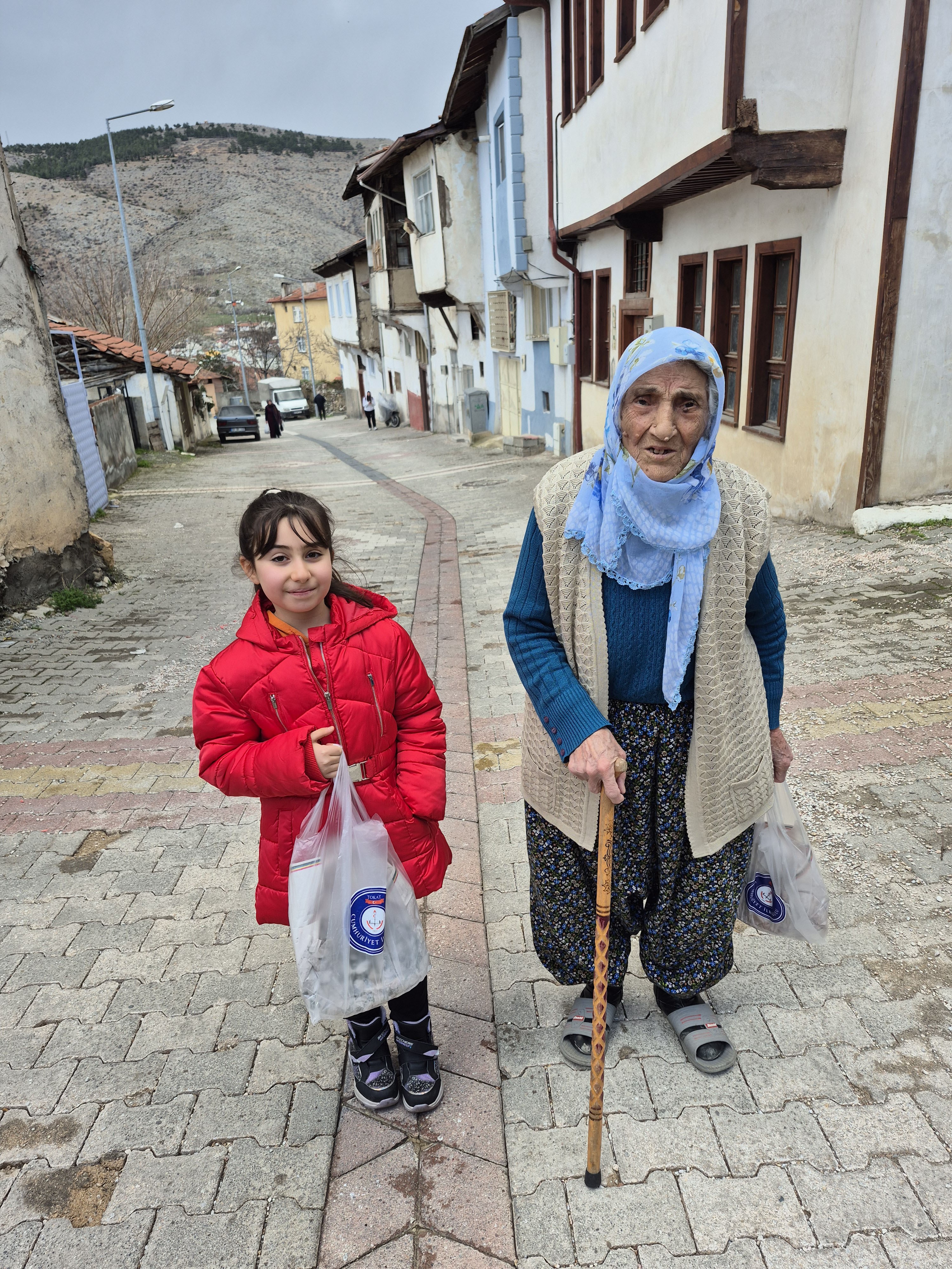 İlkokul Öğrencilerinden Örnek Davranış Harçlıklarıyla Pide Dağıttılar2