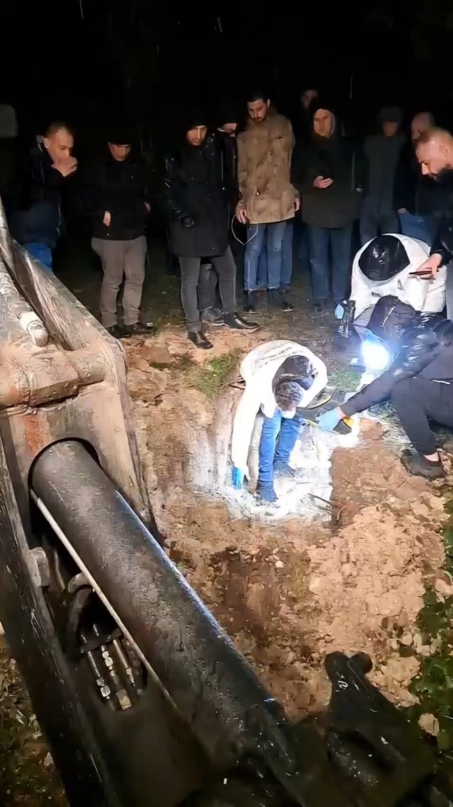 İzinsiz Kazılan Mezar Polisi Alarma Geçirdi Gizemli Paket Çıktı