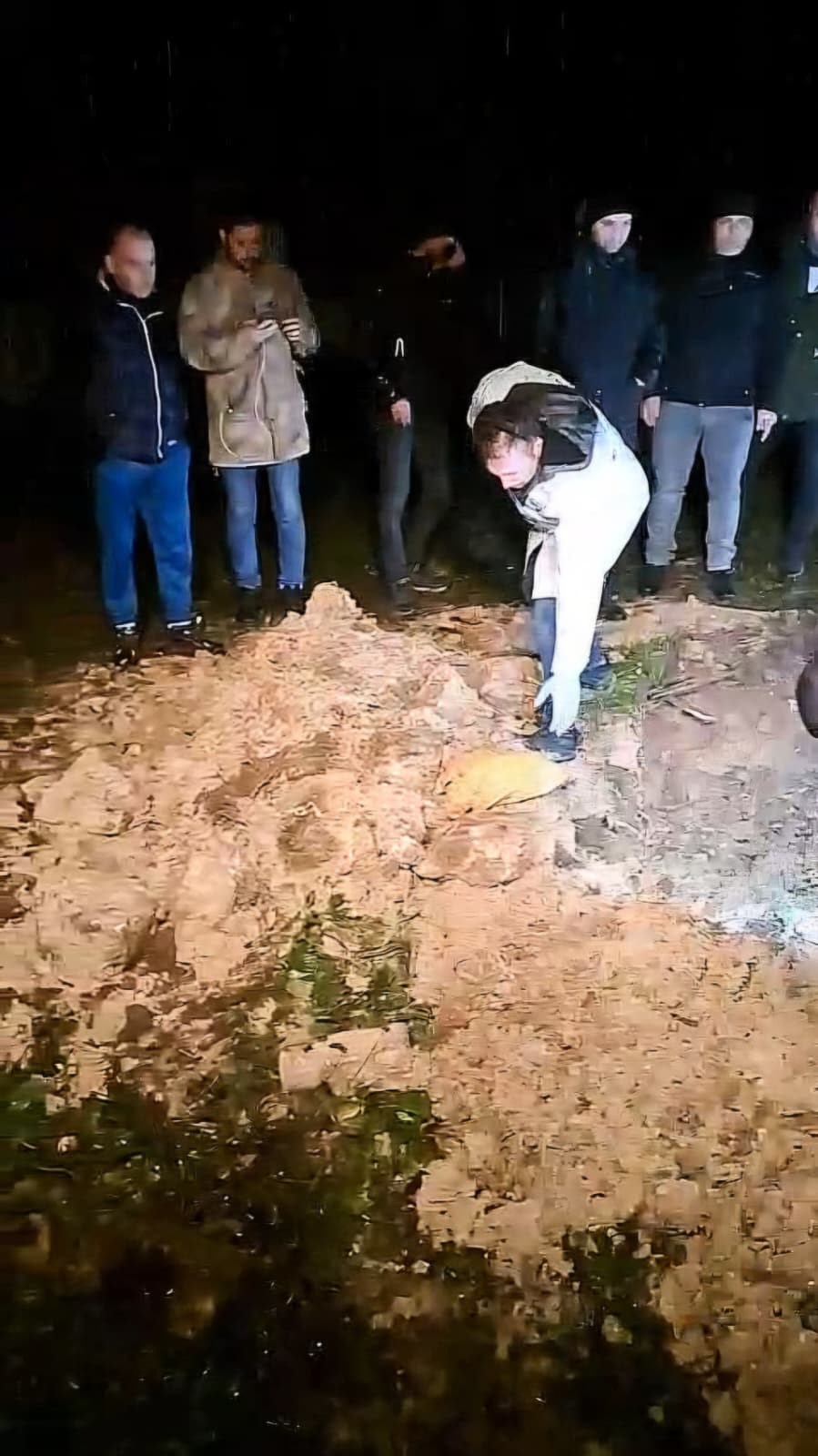 İzinsiz Kazılan Mezar Polisi Alarma Geçirdi Gizemli Paket Çıktı4