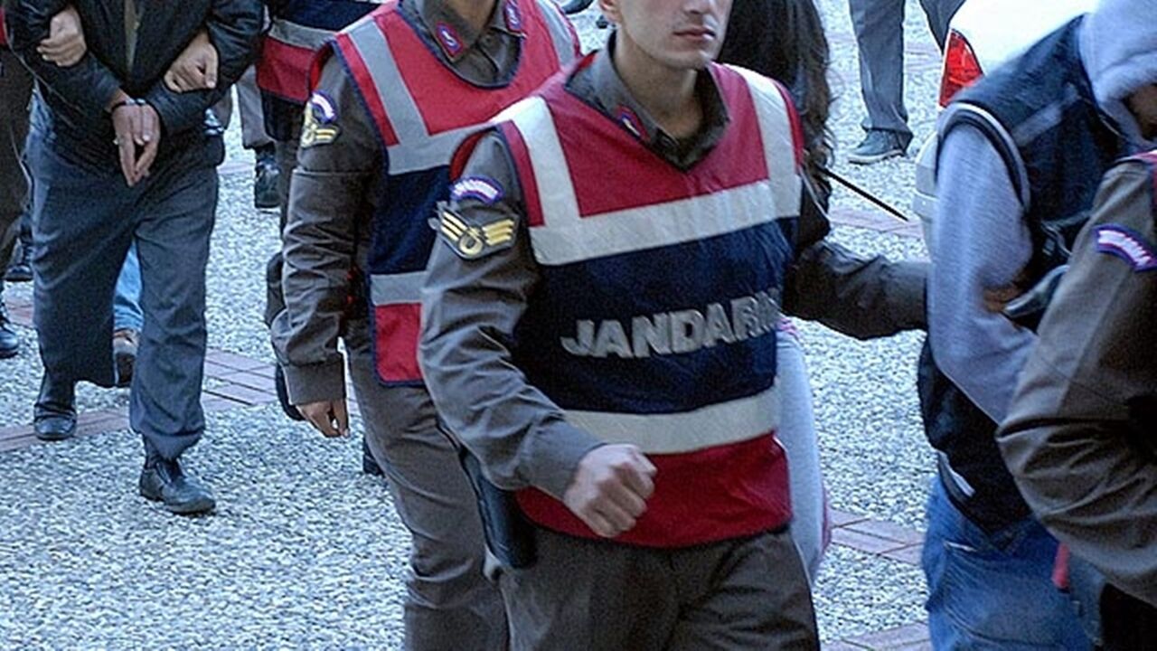 Jandarma Gözaltı Kelepçe