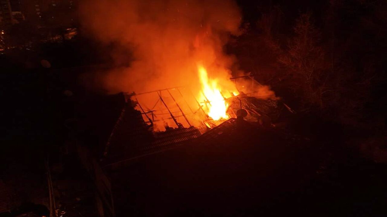 Karabük Ahşap Ev Yangını Mahsur Kaldı (1)