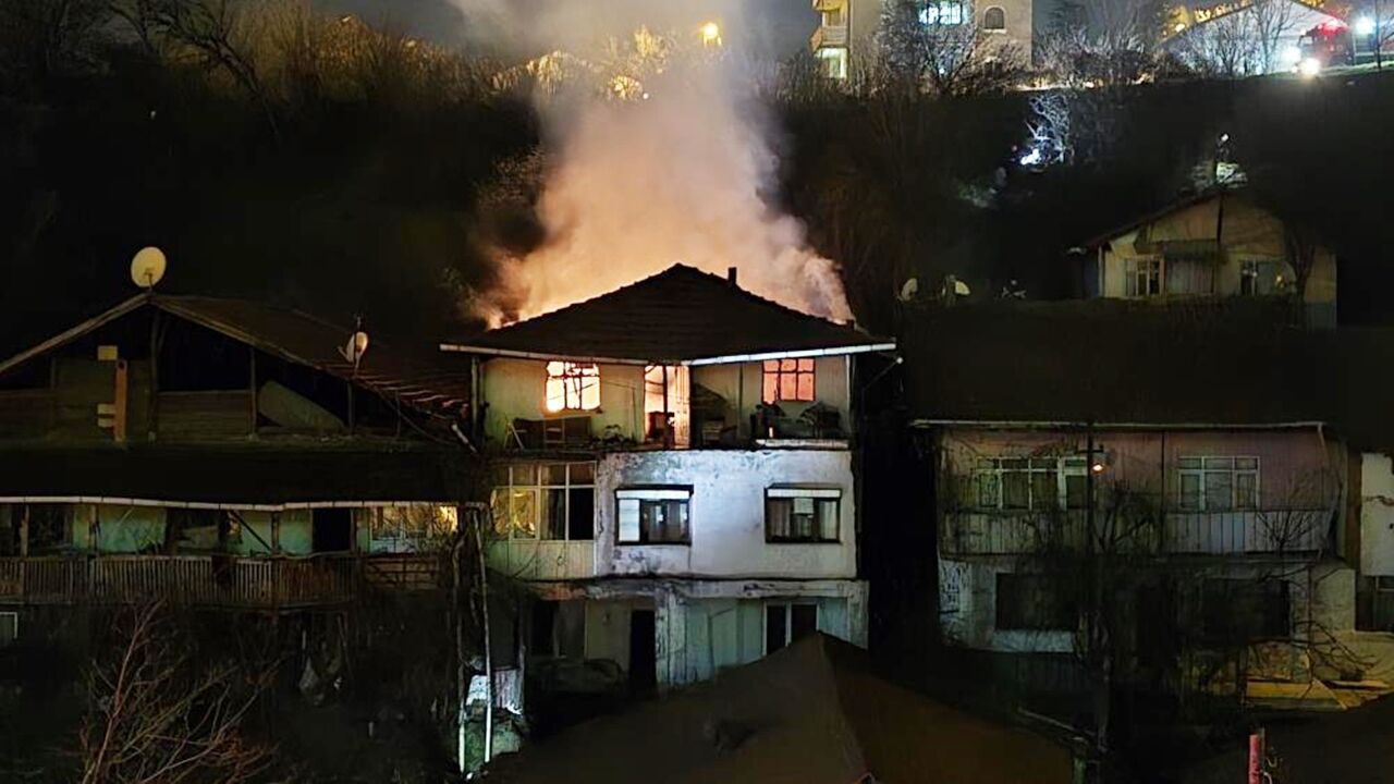 Karabük Ahşap Ev Yangını Mahsur Kaldı (3)