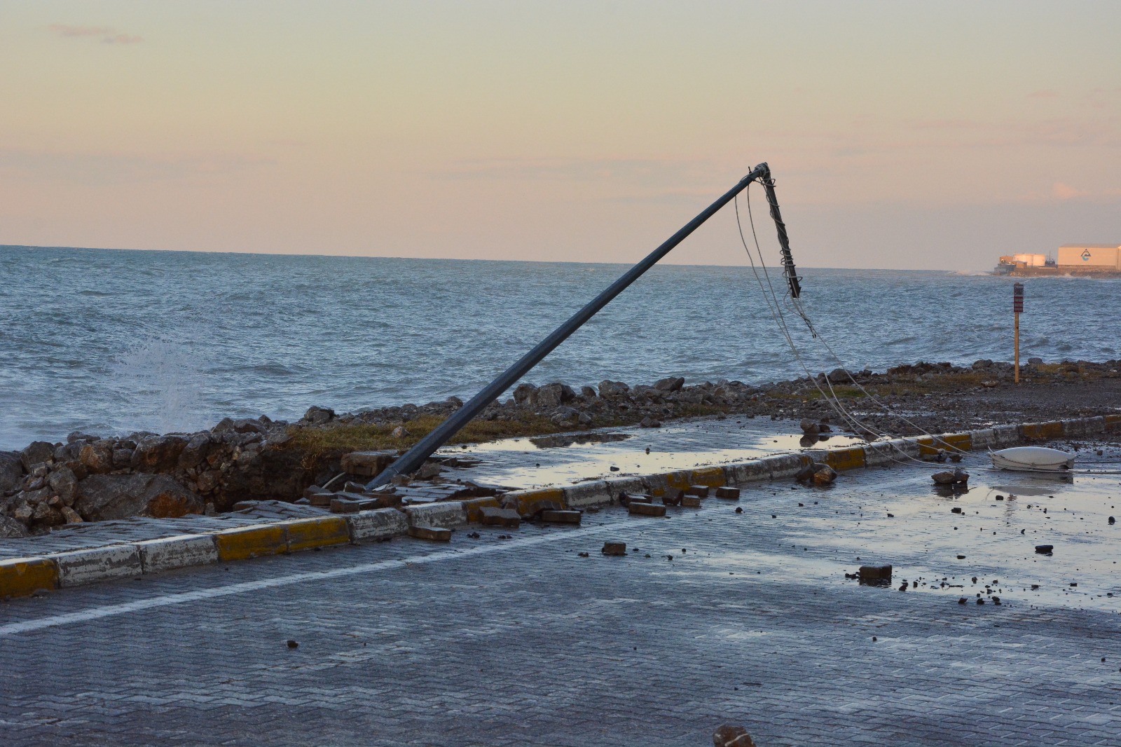 Kastamonu Sahilinde Fırtına Sahilde Hasara Yol Açtı 5 Metrelik Dalgalar Caddeye Taştı! 13