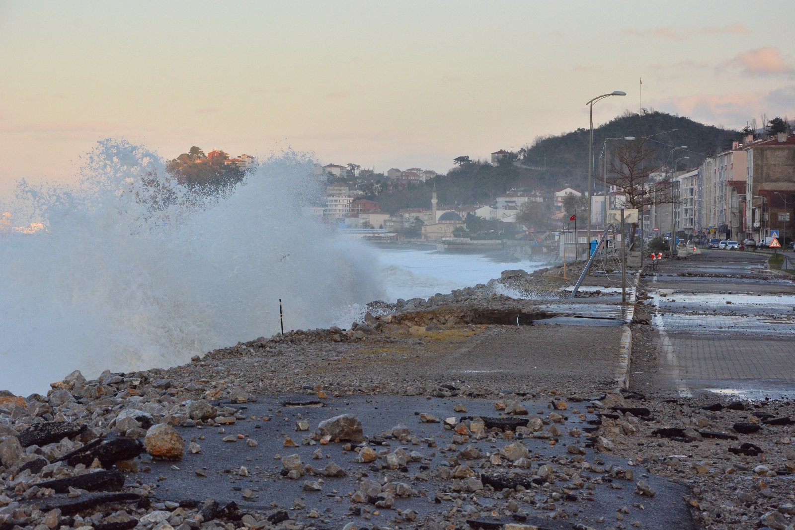 Kastamonu Sahilinde Fırtına Sahilde Hasara Yol Açtı 5 Metrelik Dalgalar Caddeye Taştı! 14