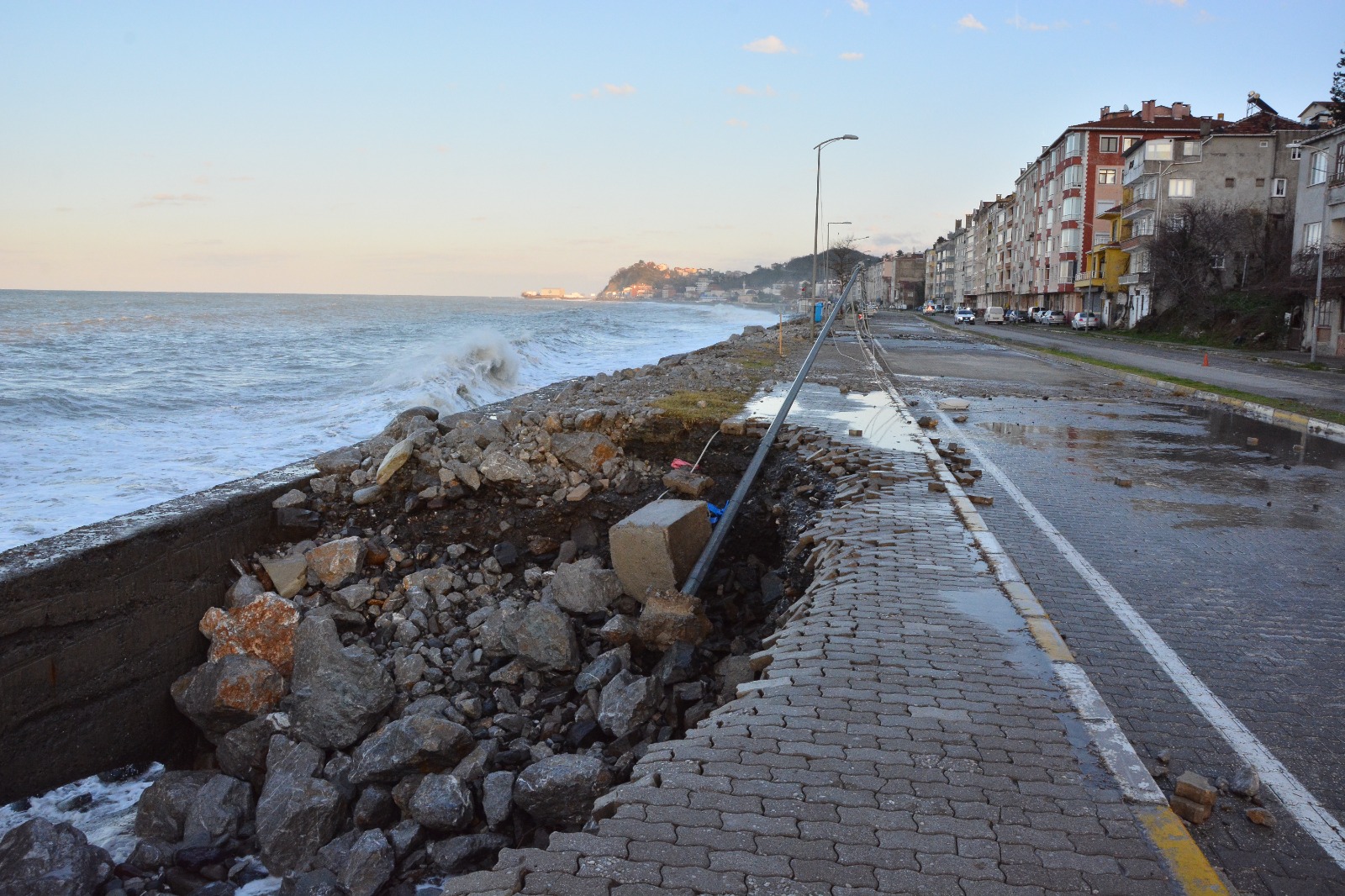 Kastamonu Sahilinde Fırtına Sahilde Hasara Yol Açtı 5 Metrelik Dalgalar Caddeye Taştı! 16