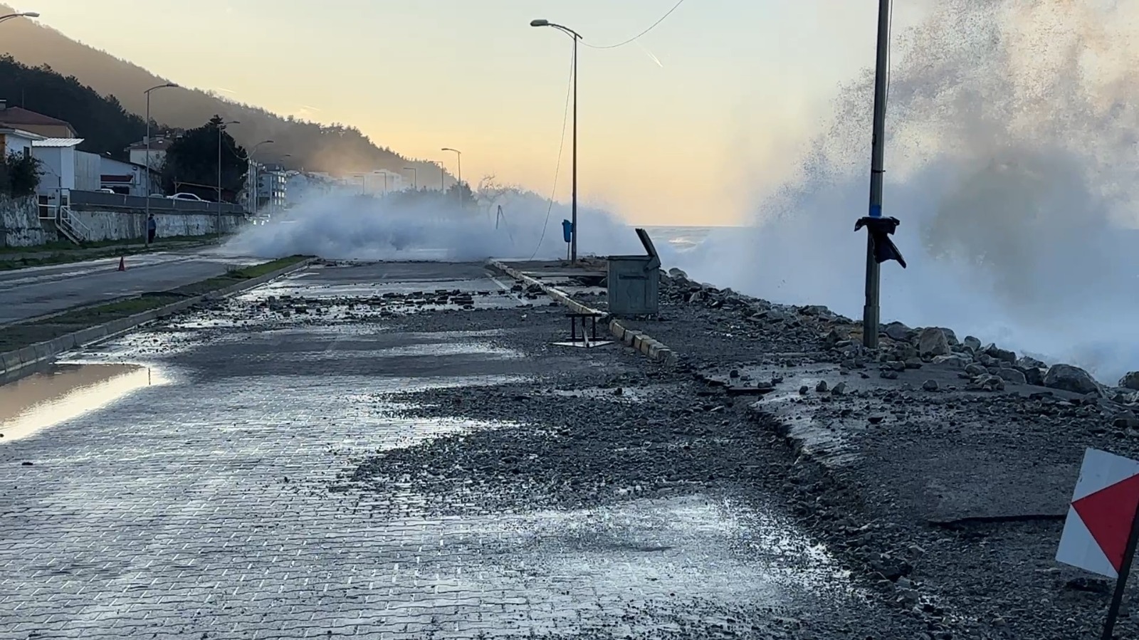 Kastamonu Sahilinde Fırtına Sahilde Hasara Yol Açtı 5 Metrelik Dalgalar Caddeye Taştı! 22
