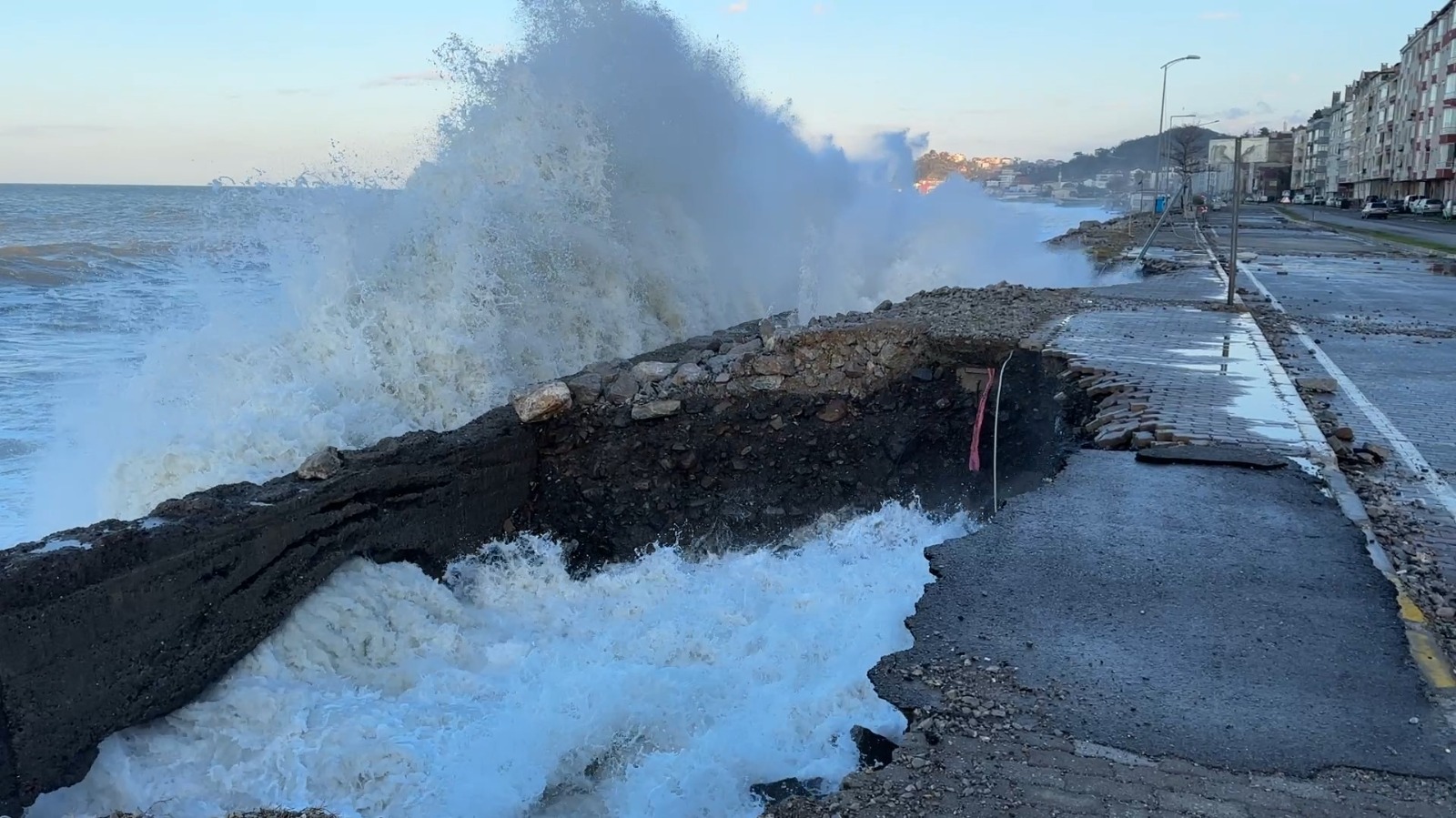 Kastamonu Sahilinde Fırtına Sahilde Hasara Yol Açtı 5 Metrelik Dalgalar Caddeye Taştı! 23