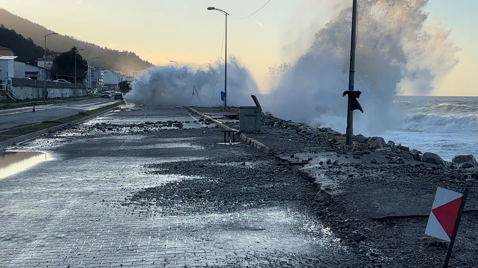 Kastamonu Sahilinde Fırtına Sahilde Hasara Yol Açtı 5 Metrelik Dalgalar Caddeye Taştı! 24