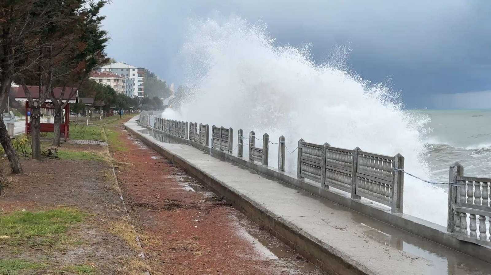 Kastamonu Sahilinde Fırtına Sahilde Hasara Yol Açtı 5 Metrelik Dalgalar Caddeye Taştı! 28