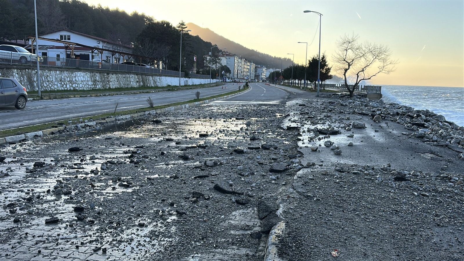 Kastamonu Sahilinde Fırtına Sahilde Hasara Yol Açtı 5 Metrelik Dalgalar Caddeye Taştı! 44