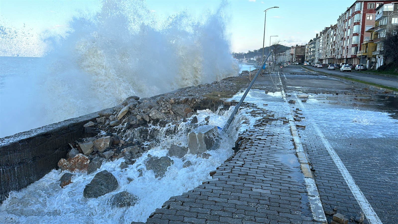 Kastamonu Sahilinde Fırtına Sahilde Hasara Yol Açtı 5 Metrelik Dalgalar Caddeye Taştı! 888888888888888888888888888