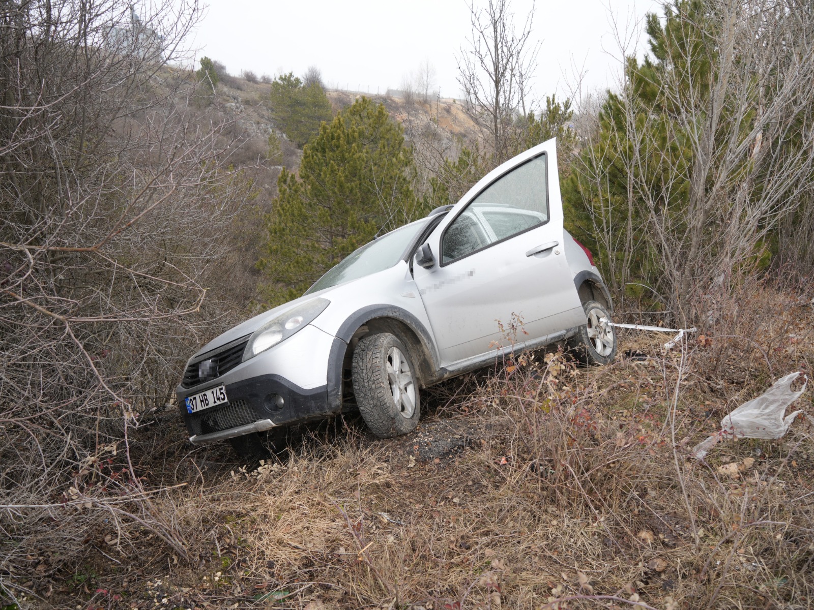Kastamonu'da Feci Kaza! Virajı Alamadı, Ağaçlara Çarptı 3 Kişi Yaralandı! 4
