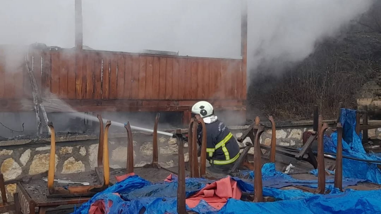 Kastamonu’da Kafede Yangın Paniği, Kamelya Alev Aldı (1)