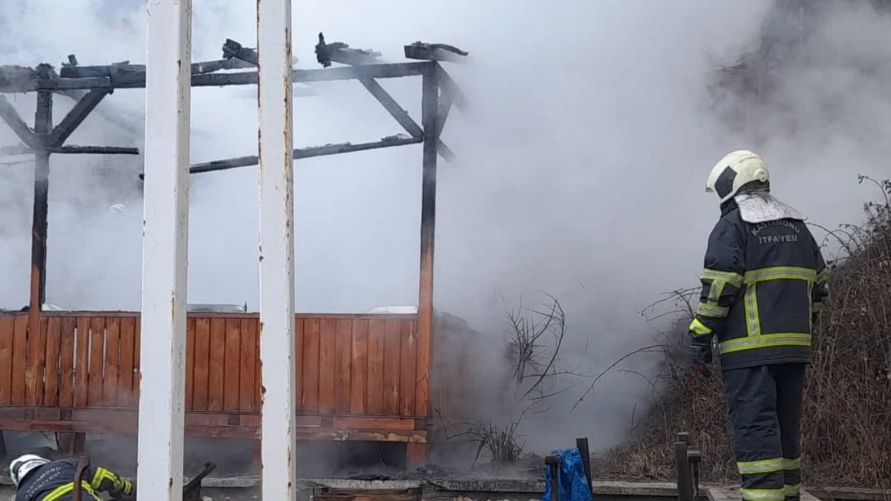 Kastamonu’da Kafede Yangın Paniği, Kamelya Alev Aldı (3)